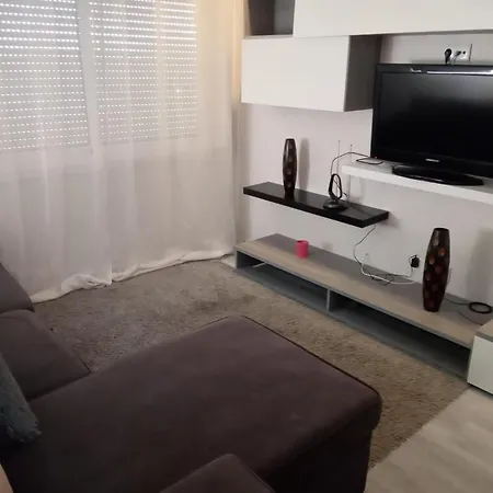 Miramar On View فيلة